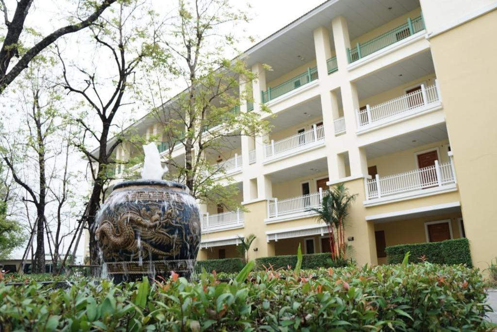 The One Residence Hotel Bangkok Buitenkant foto
