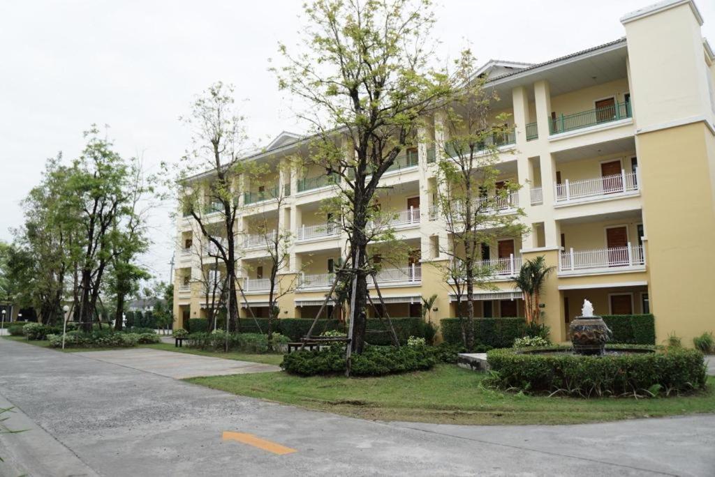 The One Residence Hotel Bangkok Buitenkant foto