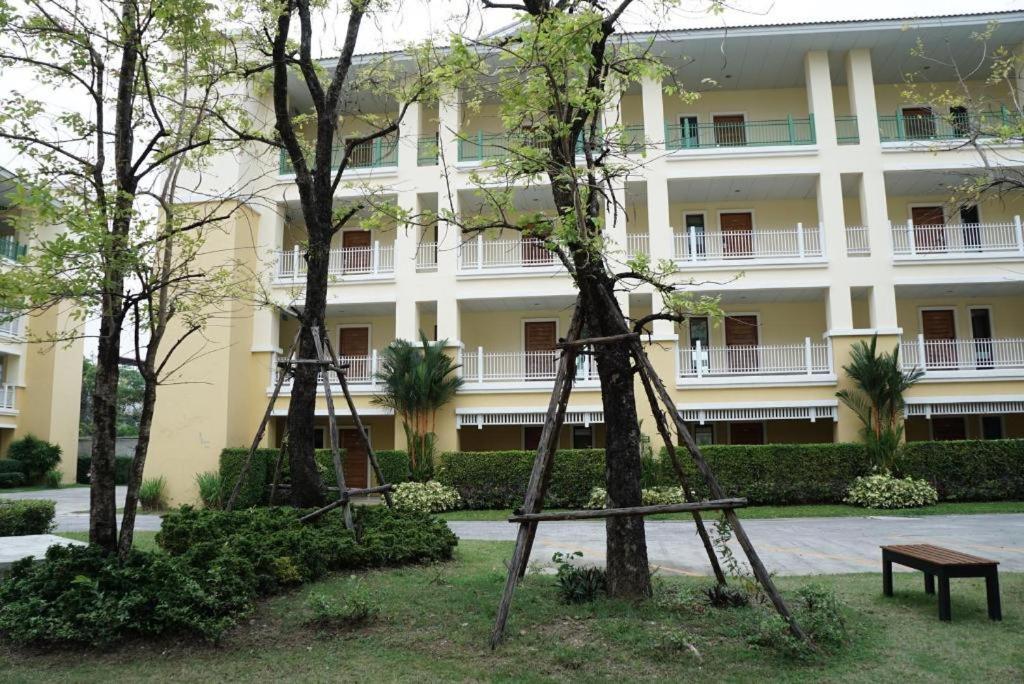 The One Residence Hotel Bangkok Buitenkant foto