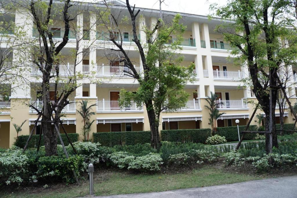 The One Residence Hotel Bangkok Buitenkant foto