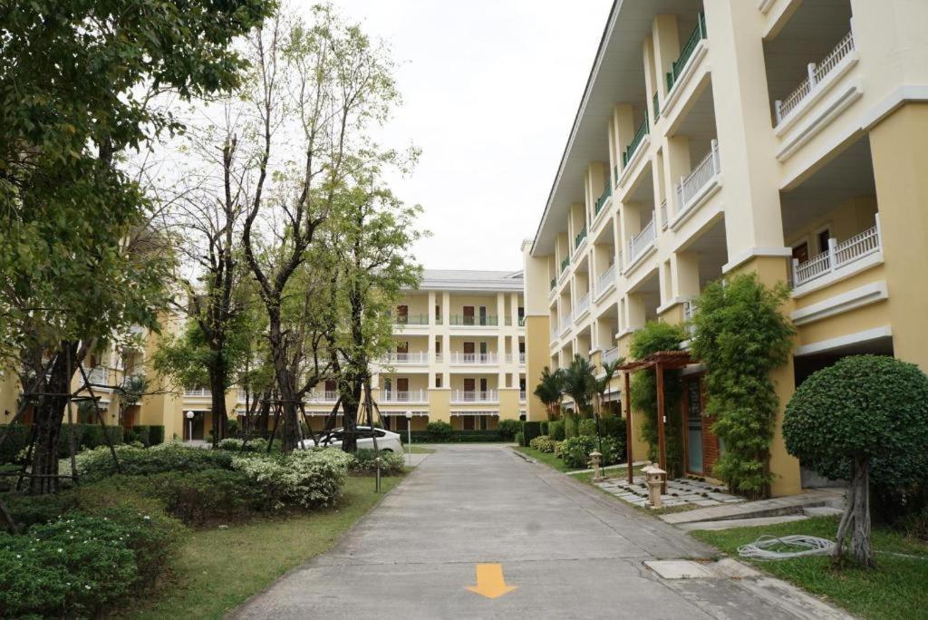 The One Residence Hotel Bangkok Buitenkant foto