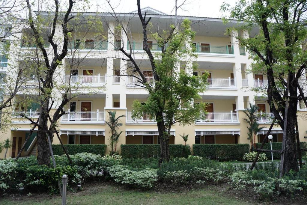 The One Residence Hotel Bangkok Buitenkant foto