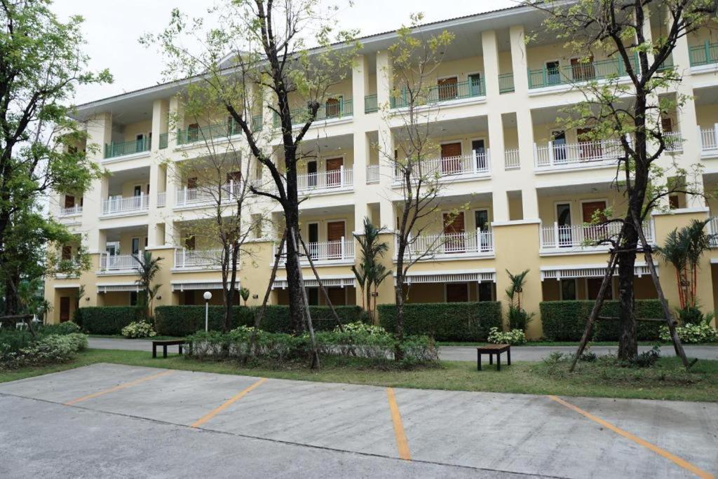 The One Residence Hotel Bangkok Buitenkant foto